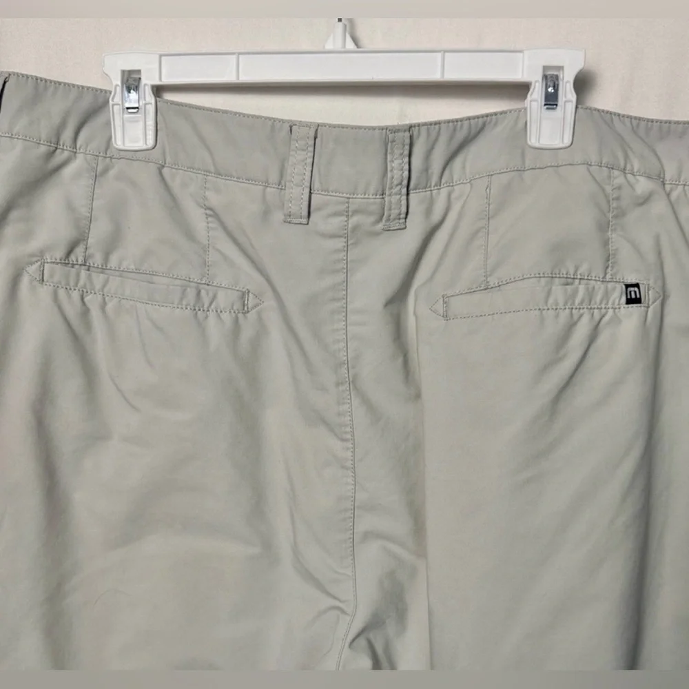 Travis Mathew Men's Light Gray Chino Golf Shorts Size 40